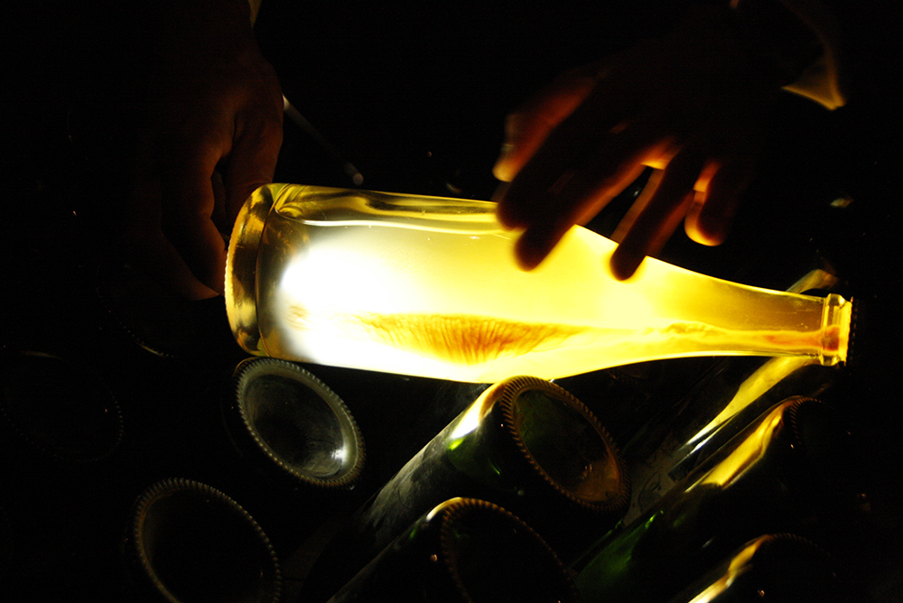 Clearing of sediments during the riddling process